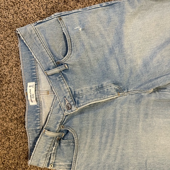 Abercrombie & Fitch Light Wash Crossover The Dad High Rise Jeans - Picture 3 of 5